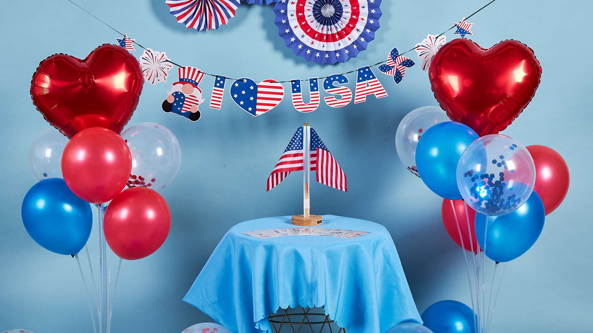 Celebrate the 4th of July with stunning balloon bouquets. 