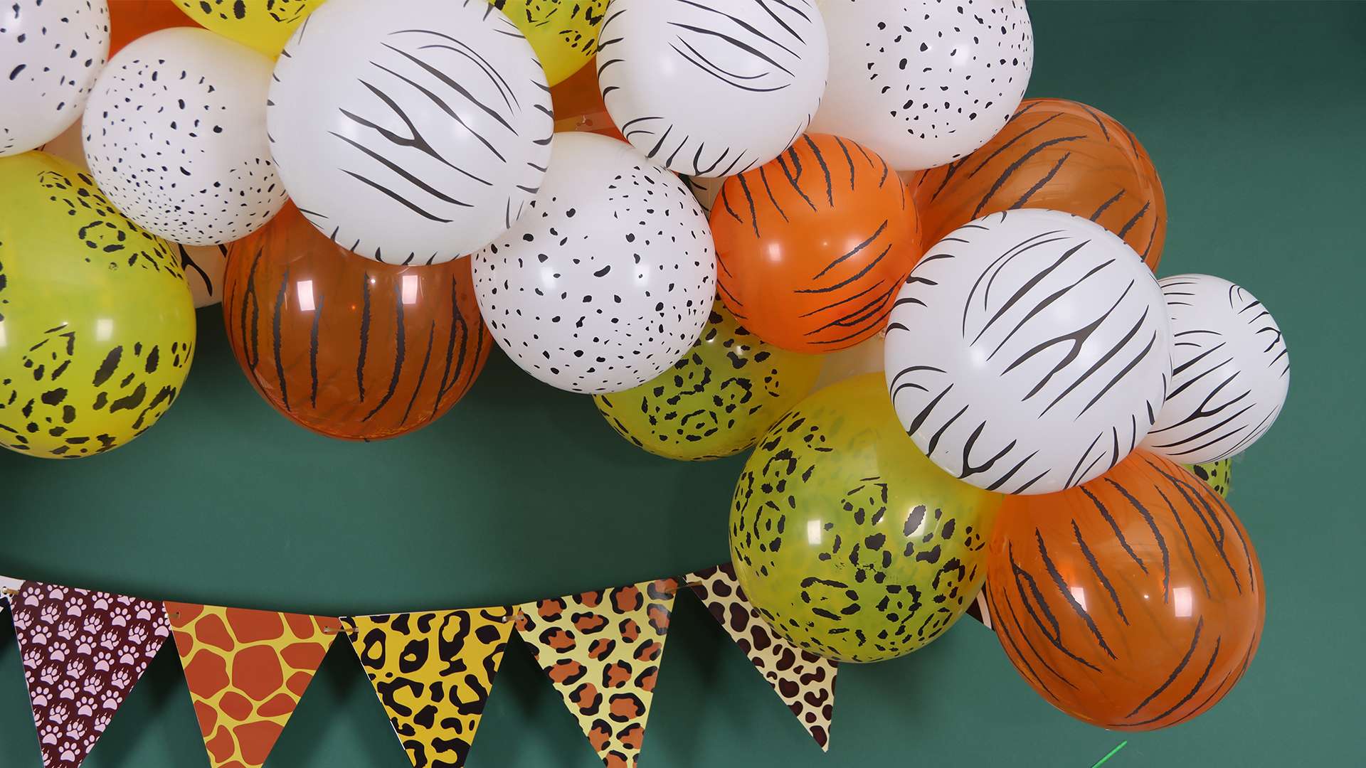 Add a touch of wild elegance to your event with these leopard print balloons. 