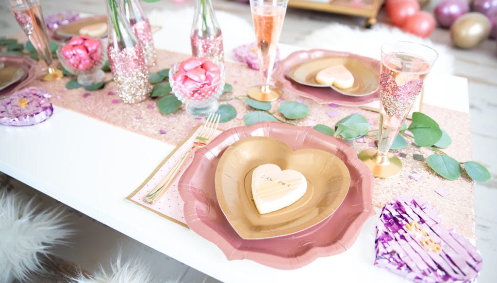 Valentines Day Heart Plate Tablescape 1024x585 1