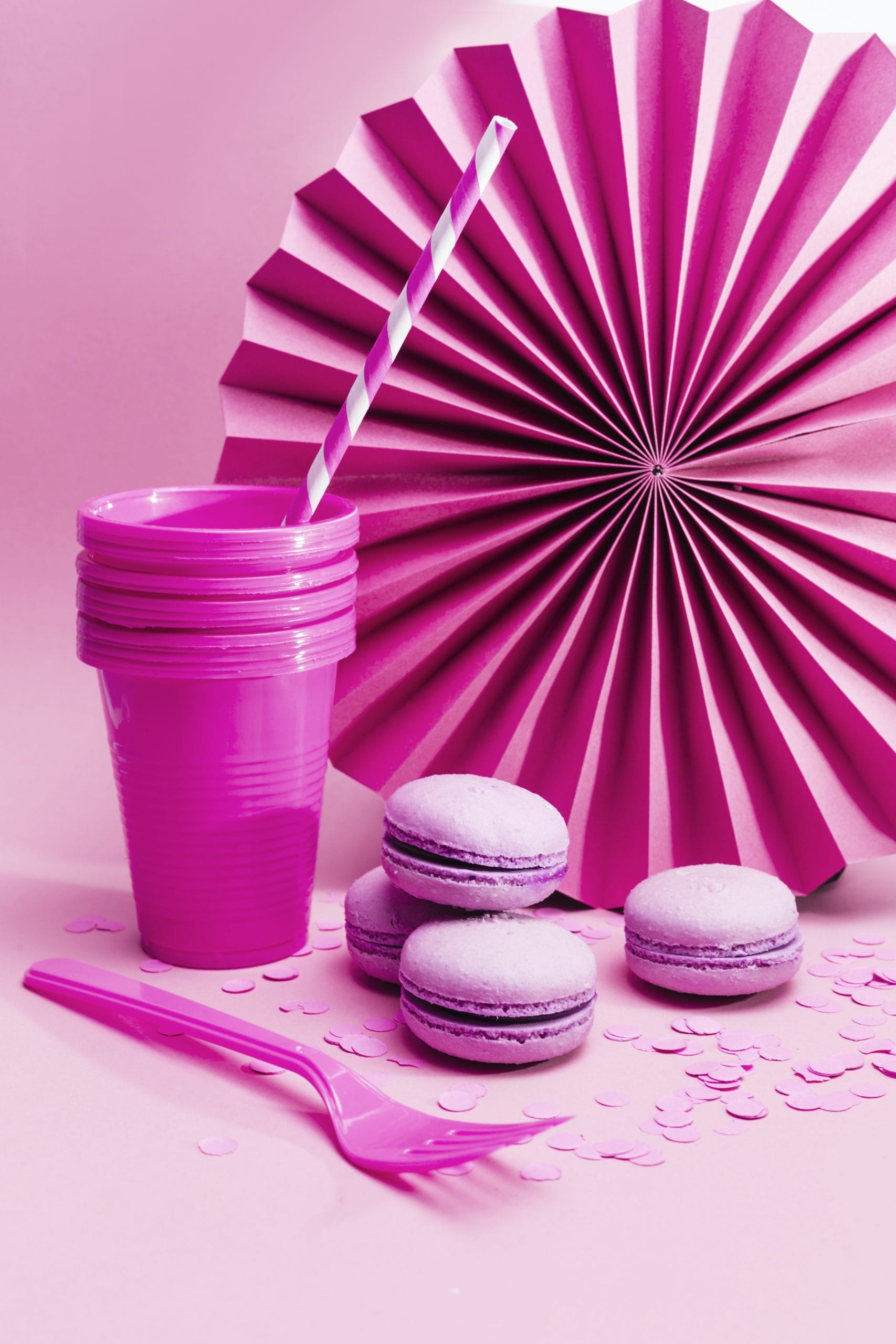 macarons hot pink party tableware trends scaled