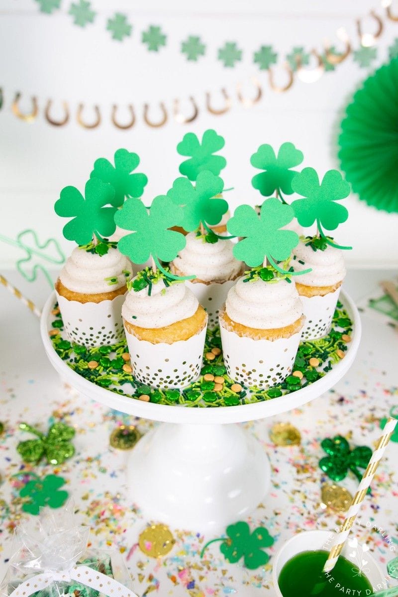 St Patrick Day table decoration cupcakes