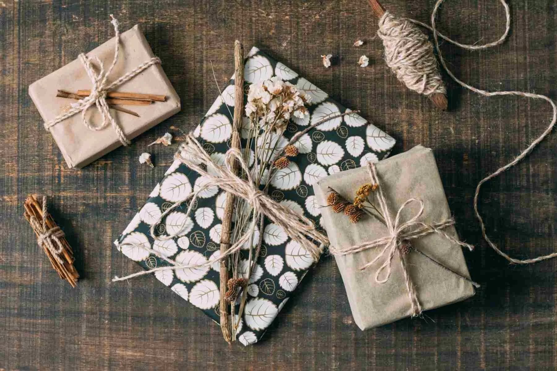 arrangement with presents spindle party favors for wedding, Christmas