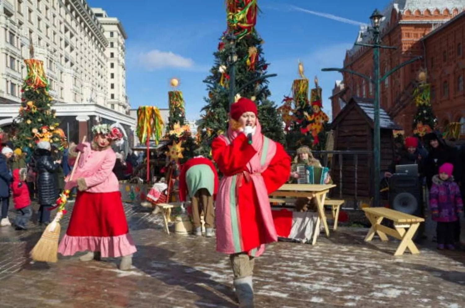 holiday-performances-at-the-shrovetide-on-manezhnaya-square-in-moscow-russia
