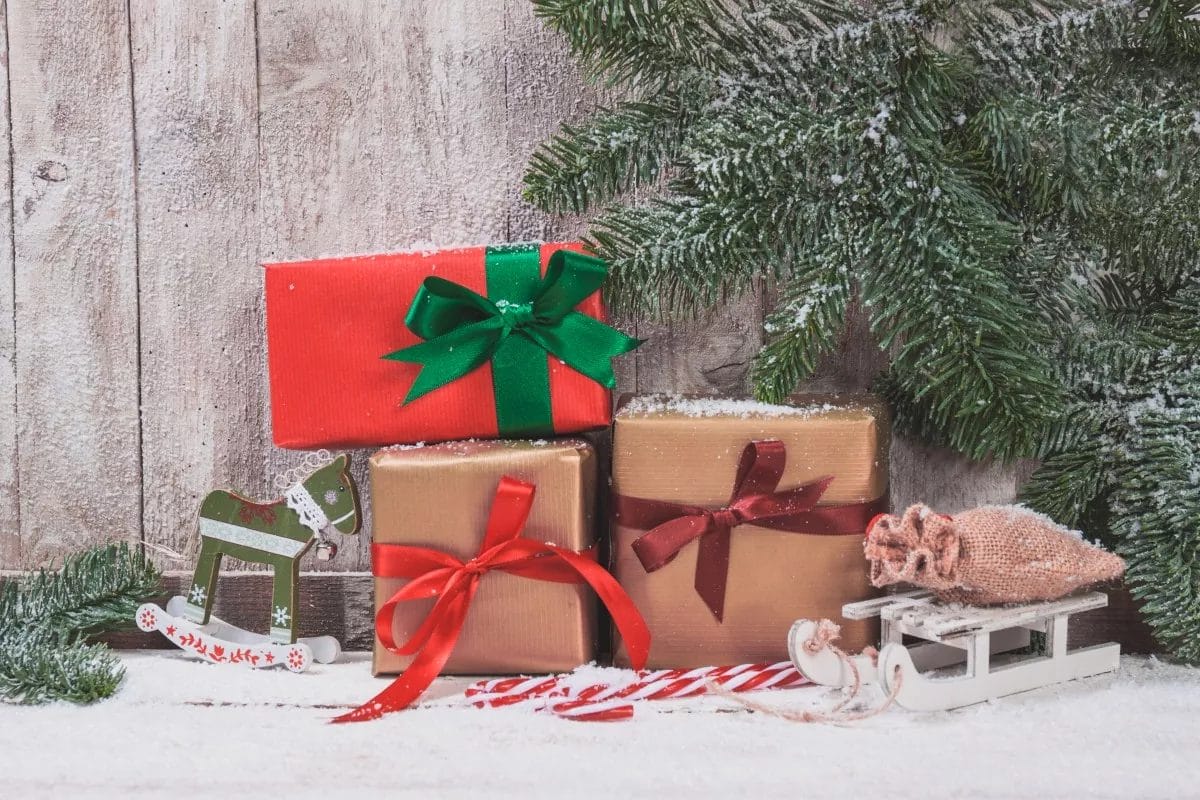 mountain-gift-with-christmas-tree-one-side